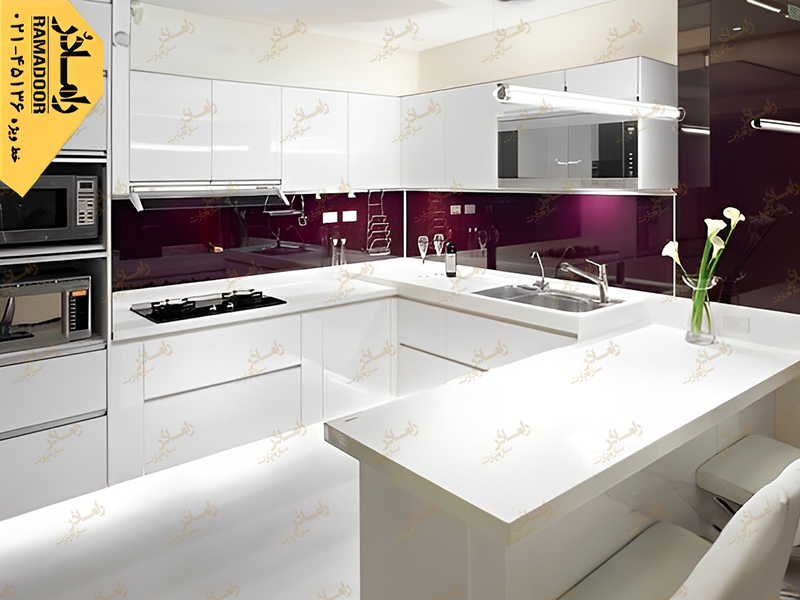 شیشه رنگی بین کابینت
