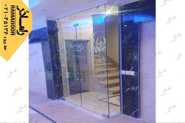 درب شیشه ای راه پله